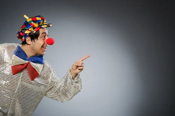 Payaso divertido contra fondo oscuro — Foto de Stock