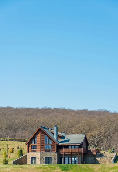 Modern huis in heldere zomerdag — Stockfoto