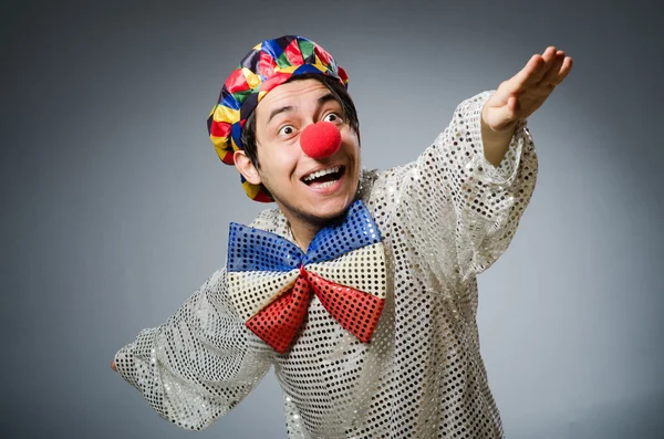 Смешной клоун на тёмном фоне — стоковое фото