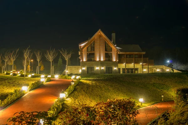 Bonita casa moderna durante las horas de noche —  Fotos de Stock