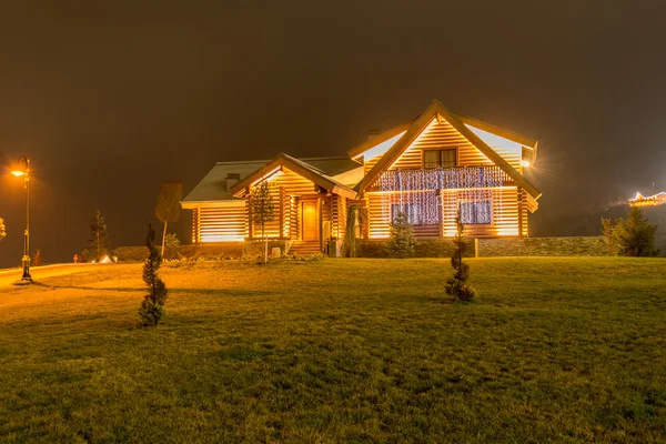 Bella casa moderna durante le ore serali — Foto Stock