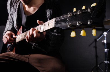karanlık odada gitar çalmak adam