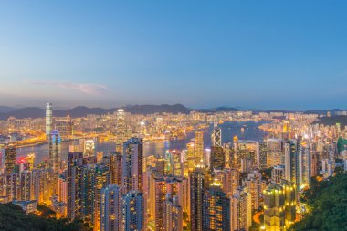 Gün batımında Hong Kong manzarası