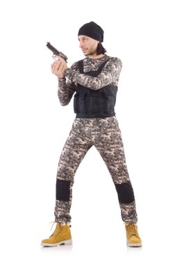 Askeri üniformalı genç adam.