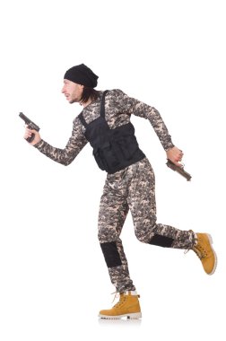 Askeri üniformalı genç adam.