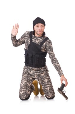 Askeri üniformalı genç adam.