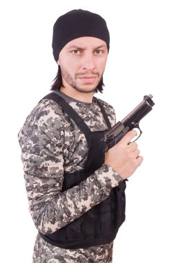 Askeri üniformalı genç adam.