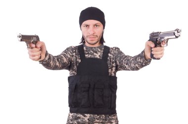 Askeri üniformalı genç adam.