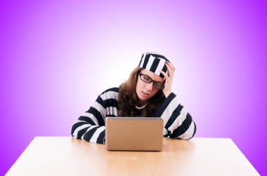 Dizüstü bilgisayar ile suç hacker