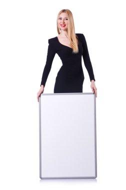 Siyah elbiseli genç sarışın kız