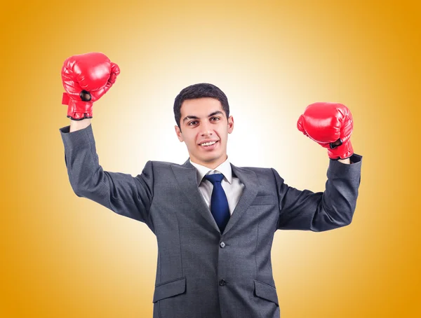 Giovane uomo d'affari con guanti da boxe — Foto Stock