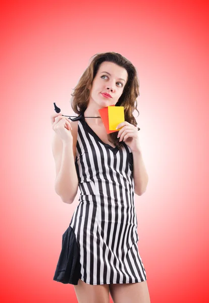 Vrouw scheidsrechter met kaart tegen het verloop — Stockfoto