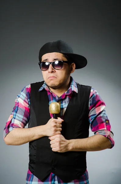 Zabawny człowiek śpiewając karaoke — Zdjęcie stockowe