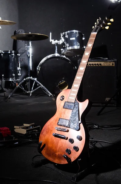 Conjunto de instrumentos musicales en club — Foto de Stock