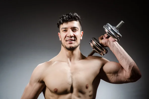 Kas yırtık vücut geliştirmeci dumbbells ile — Stok fotoğraf