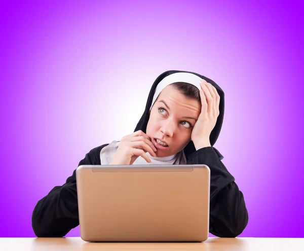 Nonne arbeitet am Laptop — Stockfoto