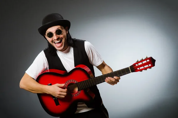 Man dragen van een zonnebril en gitaar spelen — Stockfoto