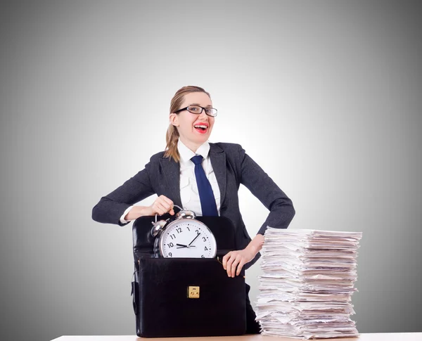 Hübsches junges Mädchen im roten Kleid — Stockfoto