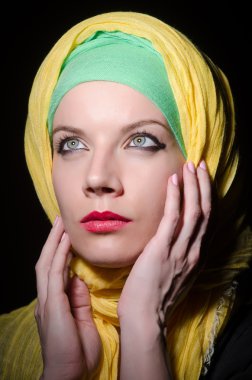 başörtüsü giyen kadın