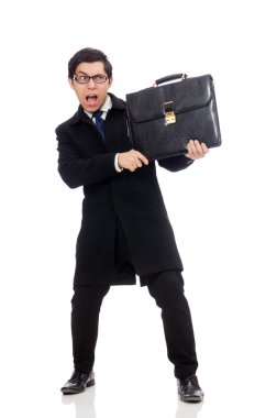 Elinde bavul tutan genç adam beyaz üzerinde izole edilmiş.