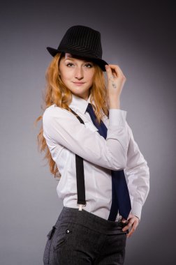 siyah ve beyaz giyen kız