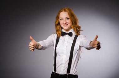 siyah ve Beyaz giysili kız