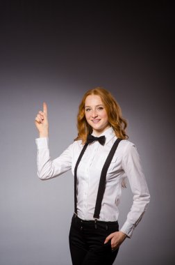 siyah ve Beyaz giysili kız