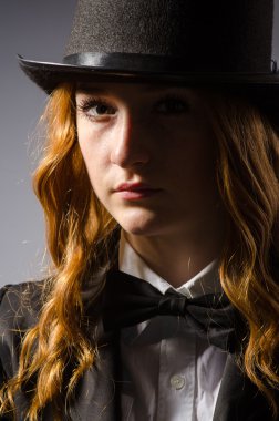 Kız giyiyor retro şapka