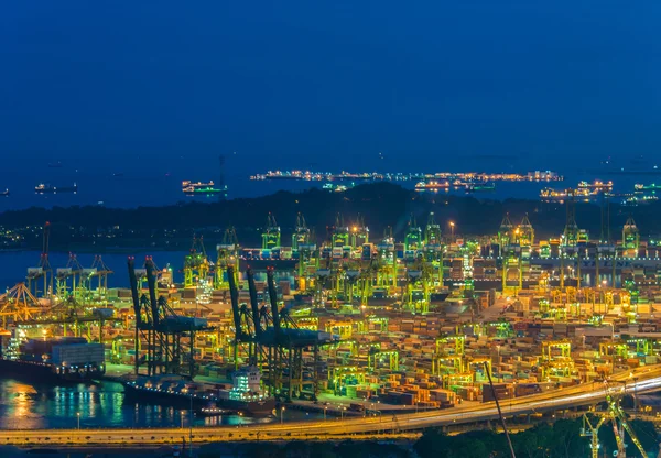 Λιμάνι εμπορευματοκιβωτίων Σιγκαπούρης κατά τις βραδινές ώρες — Φωτογραφία Αρχείου
