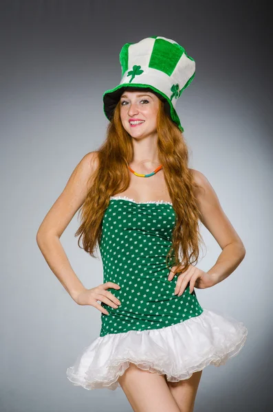 Femme en saint patrick concept — Photo