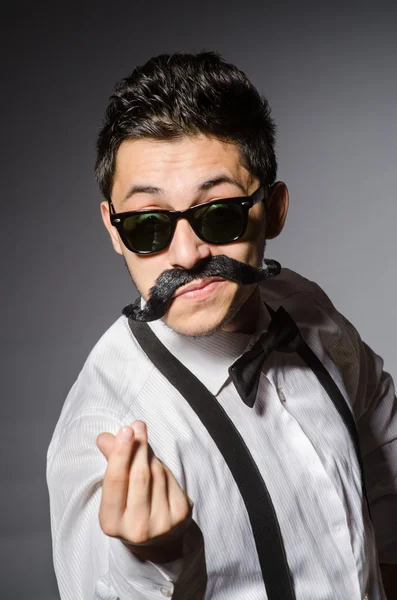 Młody człowiek z fałszywych wąsy — Zdjęcie stockowe
