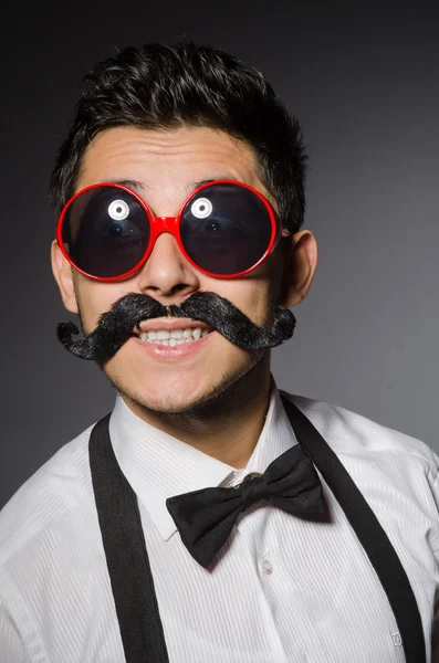 Jeune homme avec une fausse moustache — Photo