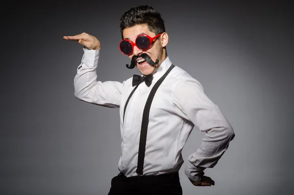 Jeune homme avec une fausse moustache — Photo