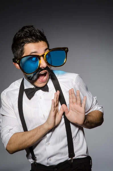 Jeune homme avec une fausse moustache — Photo