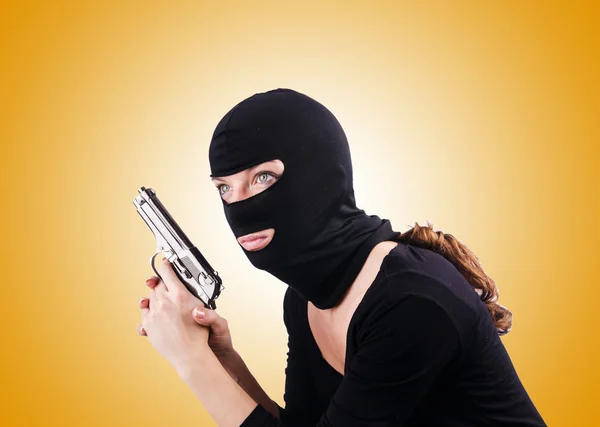 Kriminelle Frau mit Waffe — Stockfoto