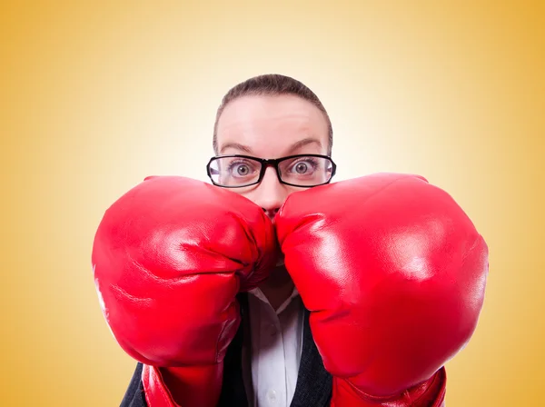 Donna con i guanti da boxe — Foto Stock