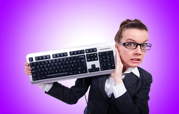 Homme d'affaires nerd avec clavier — Photo