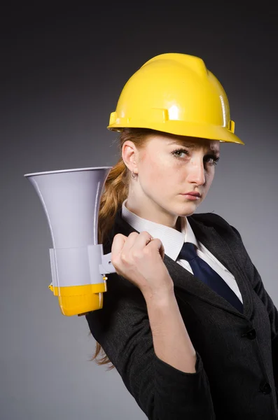 Женщина-инженер со шлемом — стоковое фото