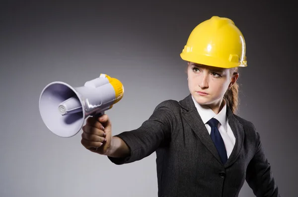 Ingénieur féminin avec casque — Photo