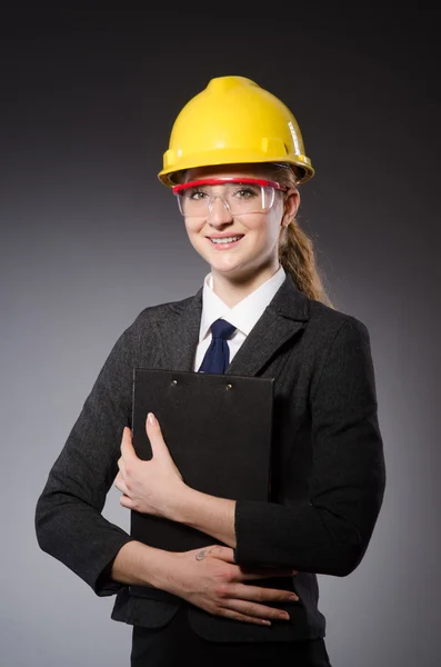 Engenheira feminina com capacete — Fotografia de Stock