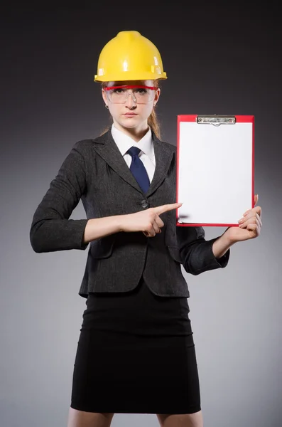 Vrouwelijke ingenieur met helm — Stockfoto