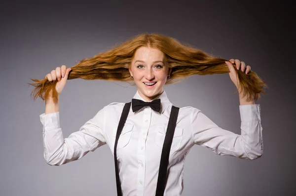 Mädchen trägt schwarz-weiße Kleidung — Stockfoto