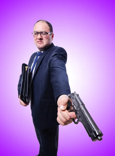 Homme d'affaires avec arme contre le gradient — Photo