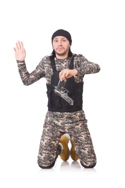 Elinde silah üzerinde beyaz izole askeri üniformalı genç adam