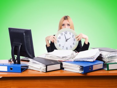 kadın çok fazla iş yerinden stree altında