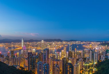 Gün batımında Hong Kong manzarası