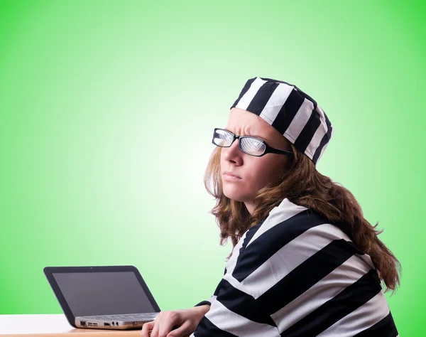 Criminele hacker met laptop tegen verloop — Stockfoto