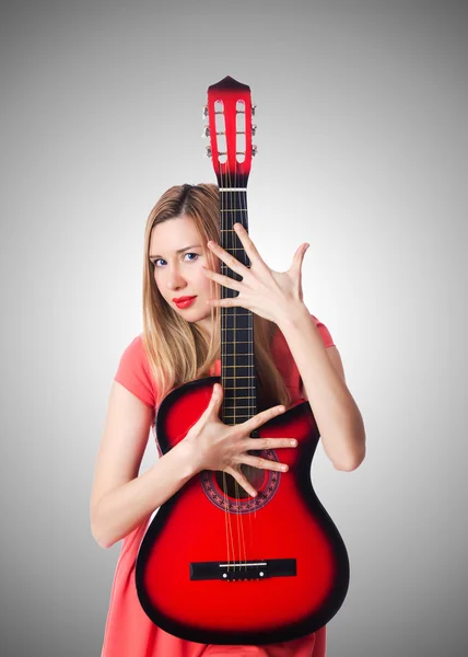 Degrade karşı kadın gitarist — Stok fotoğraf