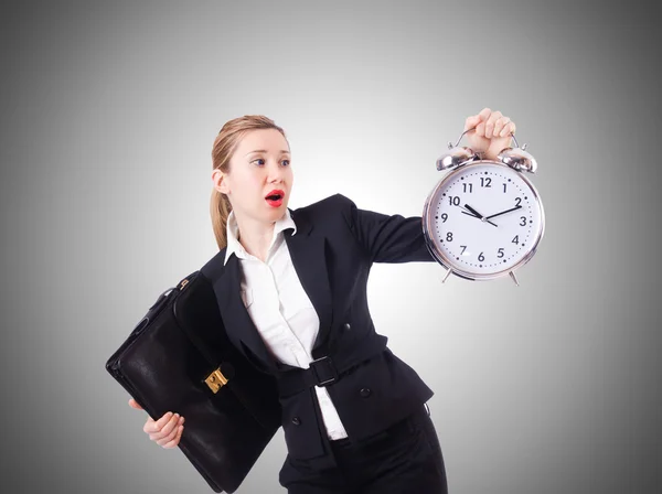 Mujer mujer de negocios con reloj gigante — Foto de Stock