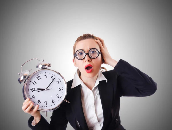 Femme d'affaires avec horloge géante — Photo